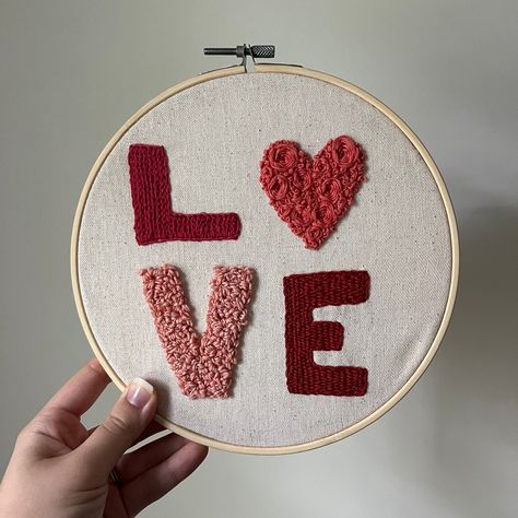 Love Embroidery Hoop, Valentines Embroidery Patterns, Valentines Embroidery Designs, Embroidery Hoop Art Diy, Valentine Embroidery, Love Embroidery, Embroidery Hearts, Paw Paw, Wooden Hoop