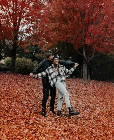 Couple Photo Session Outfits, Fall Color Engagement Pictures, Fall Outfit For Couple Pictures, Couple Photoshoot Fall Ideas, Couple Fall Session, Fall Theme Engagement Photos, September Photoshoot Ideas Couples, Day Time Photography, Couples Fall Engagement Photos