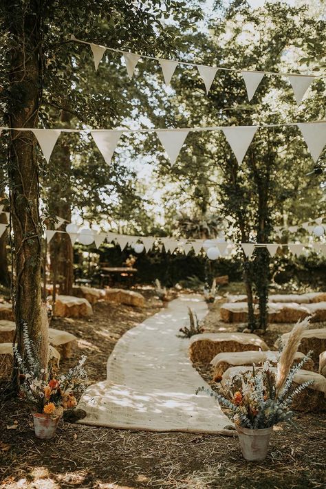 Hessian Aisle Runner, Straw Bails Wedding Outdoor Seating, Wedding Ceremony Hay Bales, Hay Seating Wedding, Hay Bale Isle Wedding, Isle Runner For Outdoor Wedding, Forest Wedding Aisle Runner, Woodland Wedding Aisle, Farm Wedding Seating