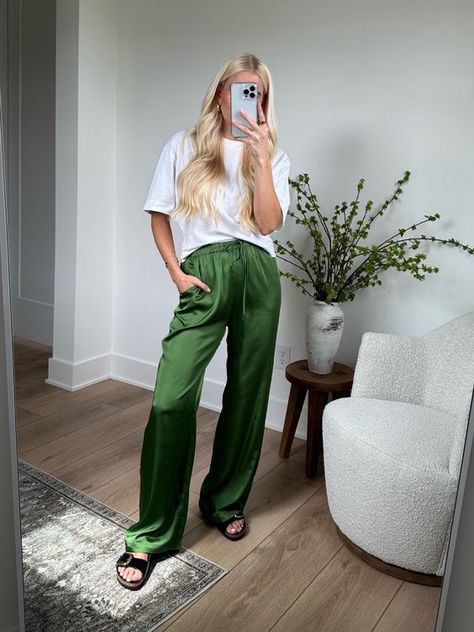 Casual Silk Pants Outfit, Wide Silk Pants Outfit, Wide Leg Pants Outfit Green, Satin Trousers Outfit Street Styles, Silk Pajama Pants Outfit, Silk Pants Street Style, Stain Pants Outfit, Green Satin Trousers Outfit, Satin Green Pants