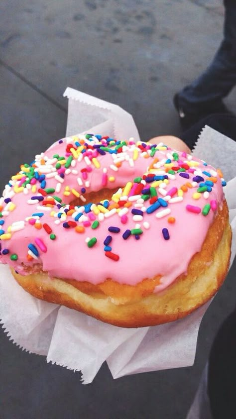 Donut With Sprinkles, Breakfast And Brunch, Junk Food Snacks, Board Pin, Delicious Donuts, Deilig Mat, Thanksgiving Desserts, Food Goals, Trik Fotografi