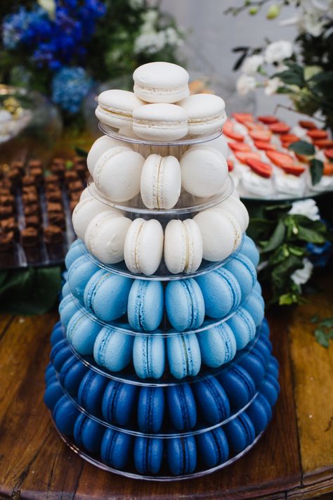 Wedding torre de macaron azul e branco Navy Blue And Silver Cake, Baby Blessing Party, Royal Blue Quince, Diy Streamers, Macaron Tower, Sweet 16 Themes, Wedding Blue, Wedding Catering, Wedding Food