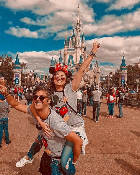 Disneyland Couples Outfits, Disneyland Couples Pictures, Disney Çiftleri, Disneyworld Pictures, Disneyland Couple, Photos Amoureux, Dunia Disney, Disney Poses, Disneyland Photography