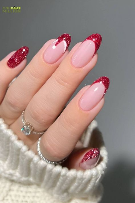 Almond-shaped red French tips with glitter for a classic yet modern manicure. Red Nails Glitter, Kutek Disney, Red Christmas Nails, Winter Nails Acrylic, Nagel Tips, Christmas Gel Nails, Cute Christmas Nails, Her Nails, Makijaż Smokey Eye