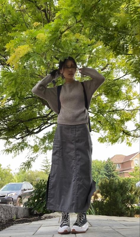 Basic Long Skirt Outfit, Skirt Outfits For School Modest, School Long Skirt Outfits, Cargo Skirt Ideas, Outfits With Long Cargo Skirt, Sporty Long Skirt Outfits, Long Skirt Outfits Baggy, Streetwear Long Skirt, Parachute Skirt Outfit Aesthetic