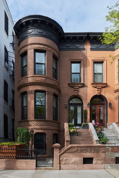 The Insider: Unfussy Decor Takes Park Slope Brownstone Up a Notch New Classic Building, Brownstone Interiors, Nyc Brownstone, Brownstone Homes, New York Brownstone, Stone Homes, San Myshuno, Brooklyn Design, Decorative Molding