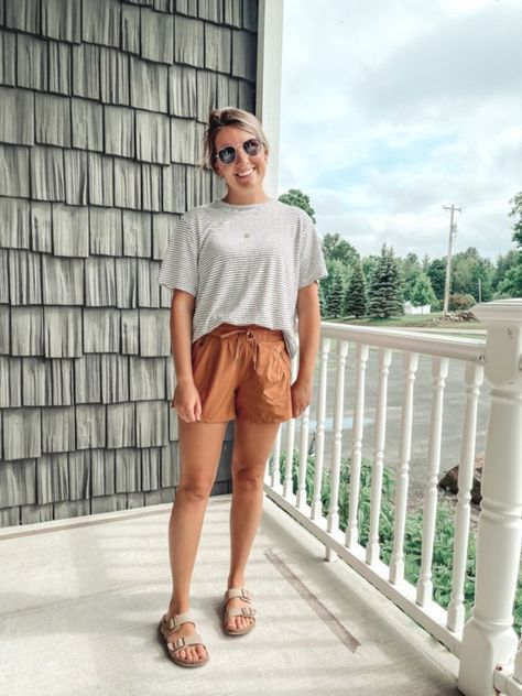 Casual Shorts And Tee Outfit, Rust Shorts Outfits Summer, Canvas Shorts Outfits, Modest Jean Shorts Outfit, Modest Mom Outfits Summer, A Line Shorts Outfit, Summer Striped Shorts, How To Style Linen Shorts, Midi Shorts Outfit