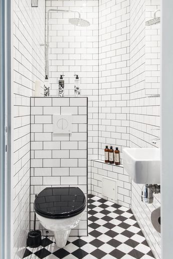 Makeover Kamar Mandi, Beautiful Small Bathrooms, Small Bathroom Remodel Designs, Bilik Air, Small Bathroom Layout, White Bathroom Designs, Bad Inspiration, Tiny House Bathroom, Black And White Tiles