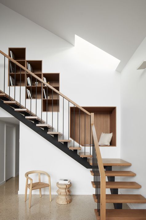 Staircase Metal, Stairs Storage, Contemporary Staircase, Cosy Cottage, Stairs Design Modern, Floating Stairs, Stair Case, Interior Minimalista, Built In Seating