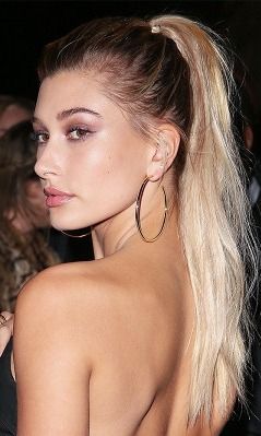 You'll never guess what beauty trend Hailey Baldwin is now sporting! We have to say, it is surprisingly chic and very fashion-forward.. Holiday Party Hair, Hailey Rhode Baldwin, High Ponytail Hairstyles, Ball Hairstyles, Medium Long Hair, High Ponytail, Wedding Hair Inspiration, Holiday Hairstyles, Wedding Hairstyles Updo