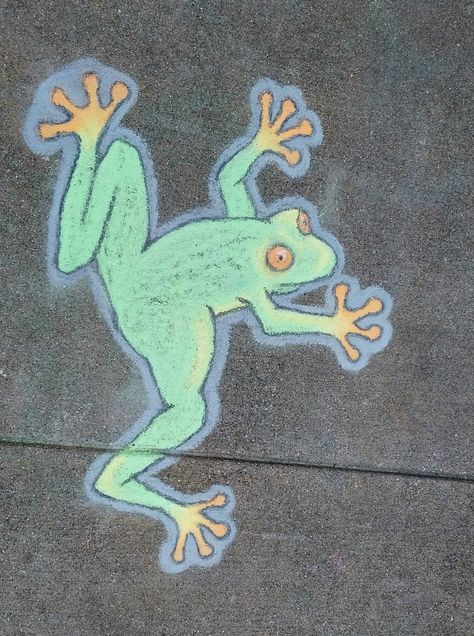 Camp Chalkboard Art, Dinosaur Chalk Art, Chalk Art Animals, Frog Chalk Art, Driveway Art, Outdoor Drawing, Sidewalk Chalk Art Ideas, Street Chalk Art, Nanny Ideas