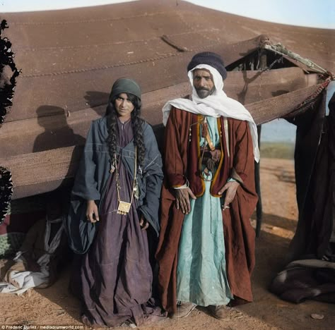 Bedouin Clothing, Desert Clothing, Desert Nomad, Lawrence Of Arabia, Ethno Style, Arab Culture, Desert Fashion, Native American Culture, Historical Pictures