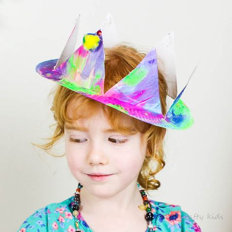 Arty Crafty Kids | Easy Paper Plate Party Hats | A fabulous Christmas or New Years Eve party Craft for kids using paper plates! Learn how to transform a paper plates into party hats using our two designs! Preschool Hats To Make, Paper Plate Hats, Party Hat Craft, Dinosaur Food, Food Tacos, Easy Preschool Crafts, Fun Plates, Holiday Hats, Easy Arts And Crafts