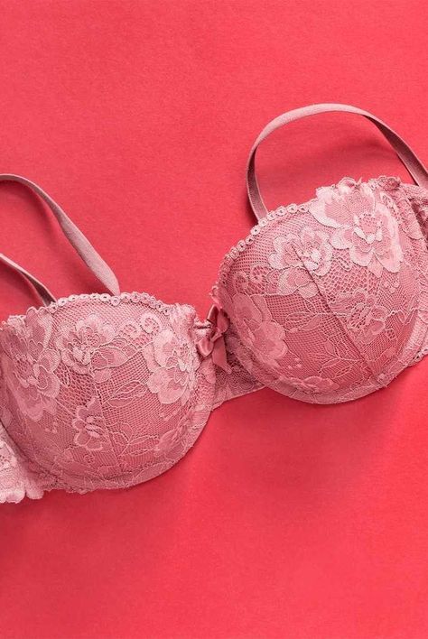 Experts break down the difference between different types of bras, including T-shirt bra, padded bra, convertible bra, push-up bra, strapless bra, balconette bra, plunge bra, and more. #bras #womensfashion #whattowear #comfortablebras Women Bra Top, Types Of Bras, Plunge Bras, Eye Firming, Bra Strapless, Lace Bras, Lace Bra Set, Women Bra, Convertible Bra