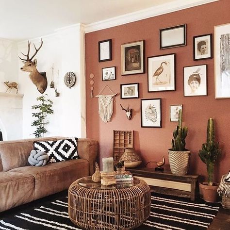 a gorgeous boho living room with a terracotta wall, a gallery wall, some cacti in pots, a leather sofa and a wooven table Remodel Stairs, Interior Hallway, Remodel Farmhouse, Corner Sofa Set, Interior Bedroom, Decor Themes, Hus Inspiration, Remodel Bedroom, Boho Living Room