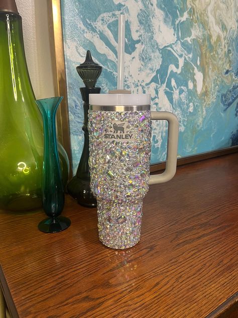 Bling Ideas, Trendy Water Bottles, Belly Button Piercing Jewelry, Rhinestone Cups, Disney Cups, Rhinestone Projects, Bling Crafts, Stanley Quencher, Pink Girly Things