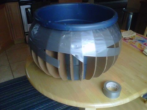 How to make a Large Cauldron. This is one of the best tutorials on a DIY cauldron I've came across! Diy Cauldron, Large Cauldron, Halloween Fest, Casa Halloween, Witch Diy, Adornos Halloween, Manualidades Halloween, Halloween Yard, Theme Halloween