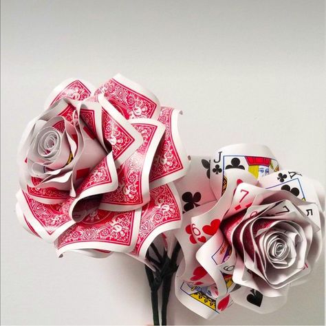 Roses Made From Playing Cards, Playing Cards Flowers, Playing Cards Crafts Projects, Playing Card Decorations, Deck Of Cards Art Projects, Upcycle Playing Cards, Playing Card Roses Diy, Crafts With Playing Cards, Deck Of Cards Gift