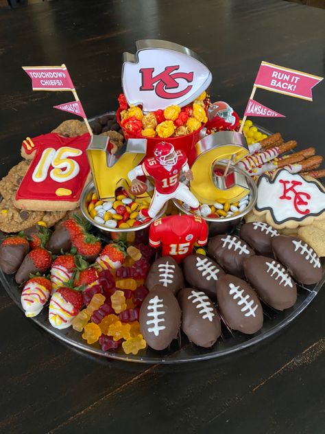 Chiefs Football Food, Chiefs Tailgate, Charcuterie Dessert Board, Football Charcuterie, Football Party Treats, Chiefs Party, Packer Party, Charcuterie Dessert, Football Shaped Foods