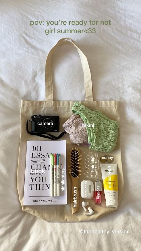 Tote Essentials, Summer Bag Essentials, Everyday Bag Essentials, Beach Bag Essentials, Tot Bag, Inside My Bag, Purse Essentials, Summer Tote Bags, Handbag Essentials