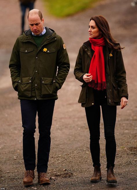 Kate Middleton Wears Green Sportmax Coat and Ankle Booties for Wales Visit - Dress Like A Duchess Style Kate Middleton, St David, Prince William Et Kate, Prins William, Saint David, Principe William, Chique Outfit, Reine Elizabeth Ii, Catherine Elizabeth Middleton