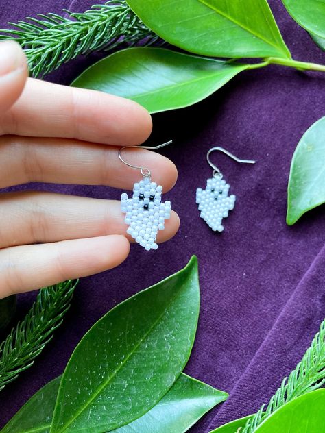 Seed Bead Skeleton, Bead Ghost Earrings, Seed Bead Ghost Earrings, Seed Bead Halloween Jewelry, Ghost Bead Pattern, Ghost Seed Bead Earrings, Cute Seed Bead Ideas, Seed Bead Projects Free Pattern, Halloween Seed Bead Patterns