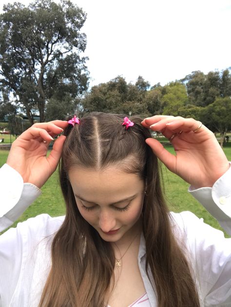 Cute Hairstyles With Butterflies Clips, Small Cute Hairstyles, How To Style Tiny Hair Clips, Cute Hairstyles With Clips Korean, Mini Hairclips Hairstyles, Hairstyles With Mini Flower Clips, Hair Styles With Tiny Clips, Hairstyles Using Butterfly Clips, Korean Hairclip Hairstyle