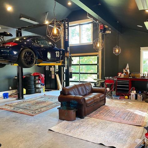 Garage Hangout Ideas, Garage Man Cave Ideas, Garage Hangout, Mechanic Shop Decor, Game Room Ideas, Hangout Ideas, Casa Garage, Man Cave Ideas, Gear Room