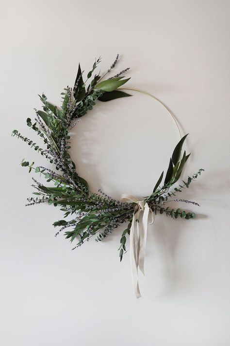 Wire Hoop Wreaths, Minimalist Wreath Diy, Diy Simple Christmas Wreath, Eucalyptus Wreath Diy, Dekorasi Bohemia, Dekoratívne Vence, Dried Floral Wreaths, Diy Floral Wreath, Deco Nature