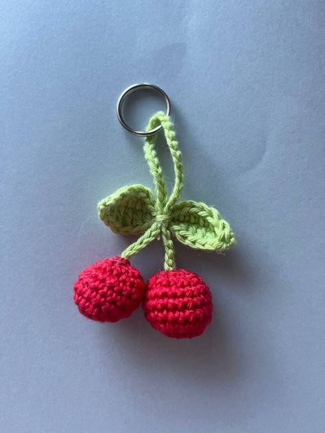 Crochet Cherry Keychain, Crochet Cherries, Crochet Keyrings, Cherry Crochet, Crochet Charms, Surface Crochet, Crochet Keyring, Sweater Tutorial, Crochet Ball