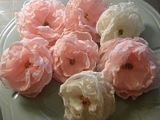 Chiffon flower tutorial - so pretty! MOM can you be the creative person you are and figure out how to make these?? Diy Flores, Diy Rose, Fabric Flower Tutorial, Chiffon Flower, Organza Flowers, Cloth Flowers, Fabric Flowers Diy, Chiffon Flowers, Fabric Ribbon