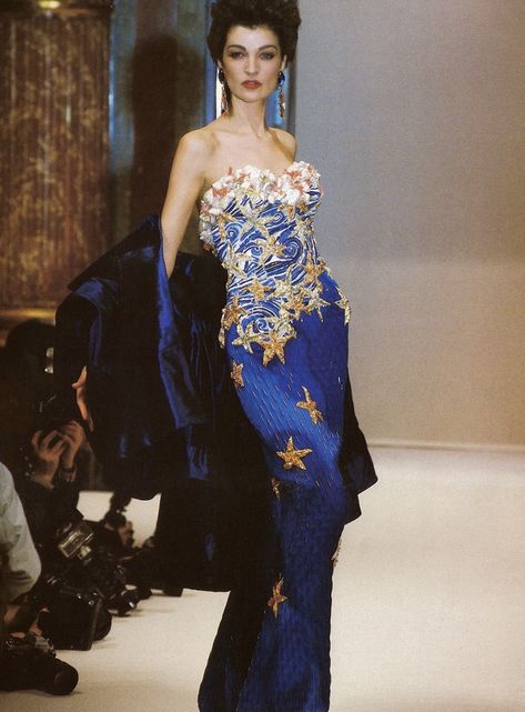 Look Gatsby, Jean Louis Scherrer, 90s Runway Fashion, Runway Fashion Couture, Runway Outfits, Couture Mode, Claudia Schiffer, Naomi Campbell, Glam Dresses