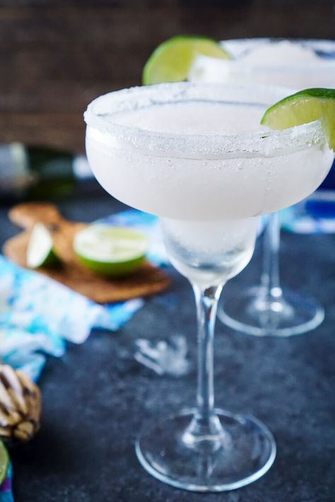 These Frozen Champagne Margaritas are a fun blend of silver tequila, bubbly champagne, limes, and ice! They're perfect for New Year's Eve, Cinco de Mayo, or any occasion where you just want a cocktail that's refreshing and delicious! Margarita Pics, Mock Margaritas, Margarita Aesthetic, Margarita Drinks, Non Alcoholic Margarita, Drink Image, Champagne Margaritas, Cocktail Margarita, Margarita Drink