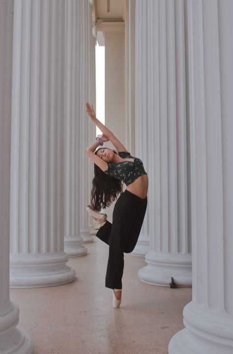 Outfits For Dance Photoshoot, Dance Photo Shoot Poses Pointe Shoes, Dance Photo Inspiration, Beginner Pointe Poses, Dance Poses On The Floor, Dance Photoshoot Poses Pointe, Outdoor Pointe Photoshoot, Lyrical Dance Poses Photography, Pointe Shoes Photography Photo Shoots