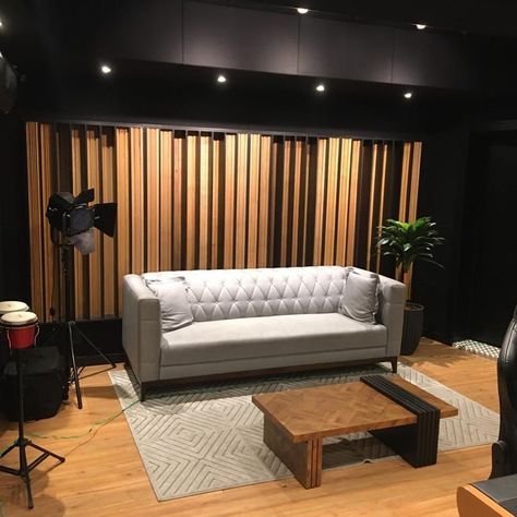 Home Vlogging Studio, Basement Podcast Studio, Black Podcast Studio, Media Studio Design, Cool Podcast Studios, Masculine Podcast Studio, Podcast Setup Home Small, Podcast Set Design Ideas, Studio Youtube Room