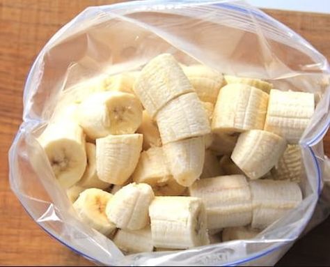 How to Keep Sliced Bananas From Turning Brown - Kitchen Lily Summer Snacks For Kids, How To Store Bananas, Keep Bananas Fresh, Healthy Eating Snacks, Snacks For Kids, Farm Wife, Fruit And Vegetable Storage, Kid Food, Summer Snacks