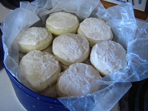 Mennonite soft cookies - I remember these growing up.. need to try for xmas Mennonite Cookies, Honeybee Cookies, White Cookies Recipe, Amish Desserts, Amish Baking, Cooking Website, Pennsylvania Dutch Recipes, Mennonite Recipes, White Cookies