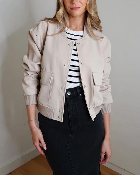 Cropped Cream Jacket Outfit, Manchester Trip, Light Summer Outfits, Cream Jacket Outfit, Beige Jacket Outfit, White Jacket Outfit, Inspo Looks, Casual Outfits Ideas, Chic Jacket