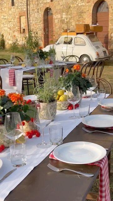 Villa Catignano on Instagram: "Today…Tuscan vibes ❤️💫 In love with life in color & this lovely pizza party we organized for Karlijn & Andrea! . .. ... Video : @villa_catignano @marmoross Decor: @wedding_in_chianti & @villa_catignano Lights: @audiovisualsiena Fiat 500 bar: @slowhills Vases: @agriflor.siena . .. @ig_tuscany_ _ @toscana_splendida @italian_wedding_blogger @ruffledblog @unabodaoriginal @ig_italia #villacatignano #countrywedding #tuscany #eventideas #weddingabroad #rustic Tuscan Wedding Decor Rustic Italian, Italian Farm Wedding, Tuscan Party Decor, Italian Wedding Pizza Party, Italian Pizza Party Decorations, Italian Engagement Party, Italian Pizza Party, Tuscan Party, Italy Party Theme