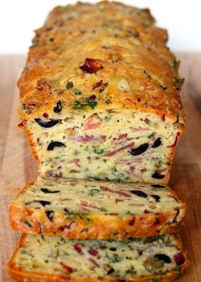 Olive bacon et fromage pain recette Bacon And Cheese Bread, Bacon Bread, Shakshuka Recipe, Pudding Chia, Cheese Bread Recipe, A Loaf Of Bread, Resep Salad, Bacon And Cheese, Savory Bread