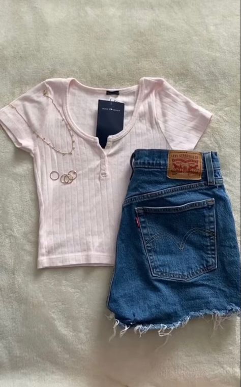 Pink Top Jean Shorts Outfit, Jean Shorts Outfit Coquette, Summer Outfits Coquette, Coquette Summer Outfits, Casual Church Outfits Summer, Chic Shorts, Outfits Shorts, Jean Short Outfits, Summer Outfits For Women