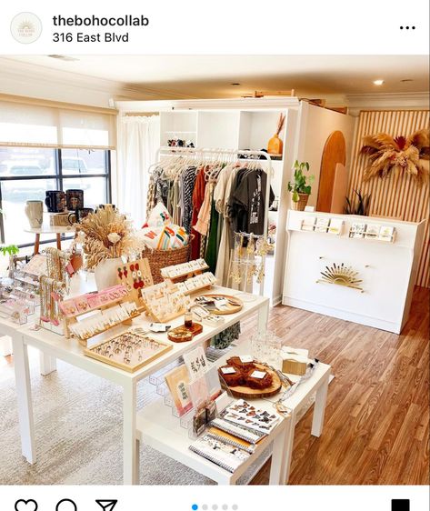 Simple Boutique Interior, Simple Boutique Interior Design, Spa Boutique Ideas, Low Budget Boutique Interior, Tiny Clothing Store Design, Boho Boutique Ideas, Boutique Store Layout, Clothing Boutique Decor Small Spaces Display Ideas, Baby Boutique Display Store Interiors