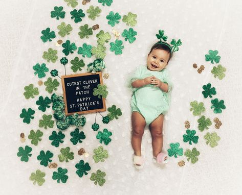 St Patricks Day Milestone Photo, St Patrick Baby Photo Ideas, Diy Baby Photoshoot, Baby Holiday Pictures, Holiday Baby Pictures, Baby Photo Shoot Ideas, St Patrick's Day Photos, Monthly Photoshoot, Baby Holiday Photos