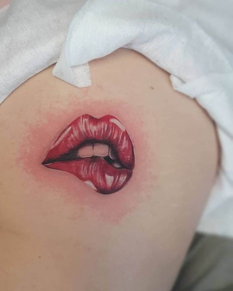 Red Lips Tattoo, Lip Print Tattoos, Tato Realis, Cover Up Tattoo Ideas, Up Tattoo Ideas, Thigh Tattoo Ideas, Best Cover Up Tattoos, Kiss Tattoos, Armband Tattoo Design