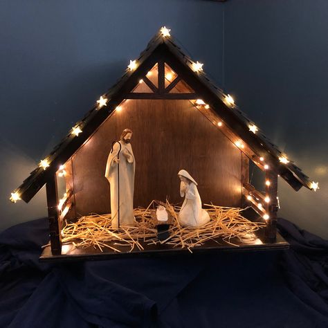 Christmas Nativity Scene Diy, Christmas Nativity Scene Display, Christmas Crib Ideas, Nativity Scene Diy, Christian Christmas Decorations, Decoration Creche, Crib Ideas, Crib Decoration, Christmas Crib