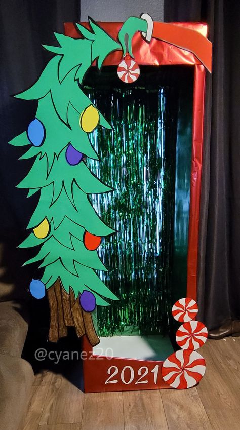 Cardboard Christmas photobooth for parties. Grinch Christmas Party, Whoville Christmas, Door Decorating Contest, Grinch Christmas Decorations, Christmas Photo Booth, Kids Christmas Party, Christmas Tablescape, Office Christmas Decorations, Christmas School