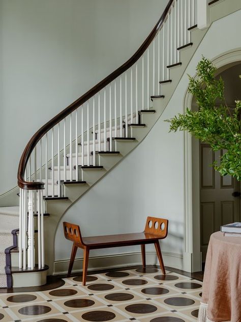 Connecticut Country House — Georgia Tapert Howe 1800s House Interior, 1800s House, Cottage Entryway, 1800s Home, Transitional Entryway, Traditional Entryway, Welcoming Entryway, Disc Interiors, Rustic Entryway