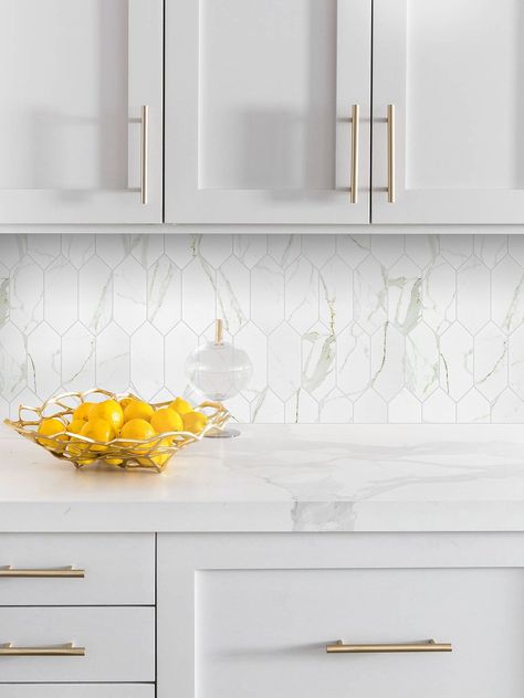 White Quartz Countertop Gray Cabinet Glass Calacatta Gold Mosaic Backsplash Tile BA6702 Kitchen Backslash, Modern Kitchen Tiles, White Tile Kitchen Backsplash, Kitchen Design Countertops, Modern Backsplash, Countertop Backsplash, White Kitchen Backsplash, White Tile Backsplash, Modern Bathroom Tile