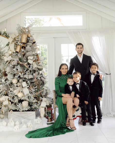 Emerald Green Christmas Photoshoot, Regal Family Photoshoot, Glamour Christmas Photoshoot Family, Family Christmas Pictures Elegant, Modern Christmas Family Photos, Black And Gold Christmas Photo Shoot, Family Photos Holiday, Christmas Formal Photoshoot, Black Christmas Pictures Family Photos