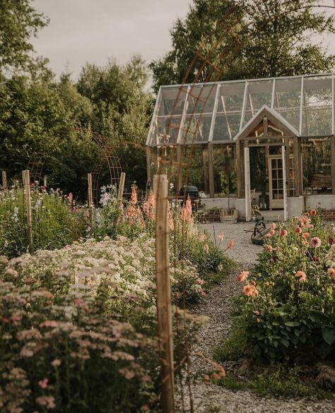 Greenhouse Garden Aesthetic, Cottage Core Greenhouse, Vintage Greenhouse Aesthetic, Glasshouse Garden Aesthetic, Cottage Core Vegetable Garden, Aesthetic Header, Backyard Greenhouse, Farmhouse Garden, English Cottage Garden